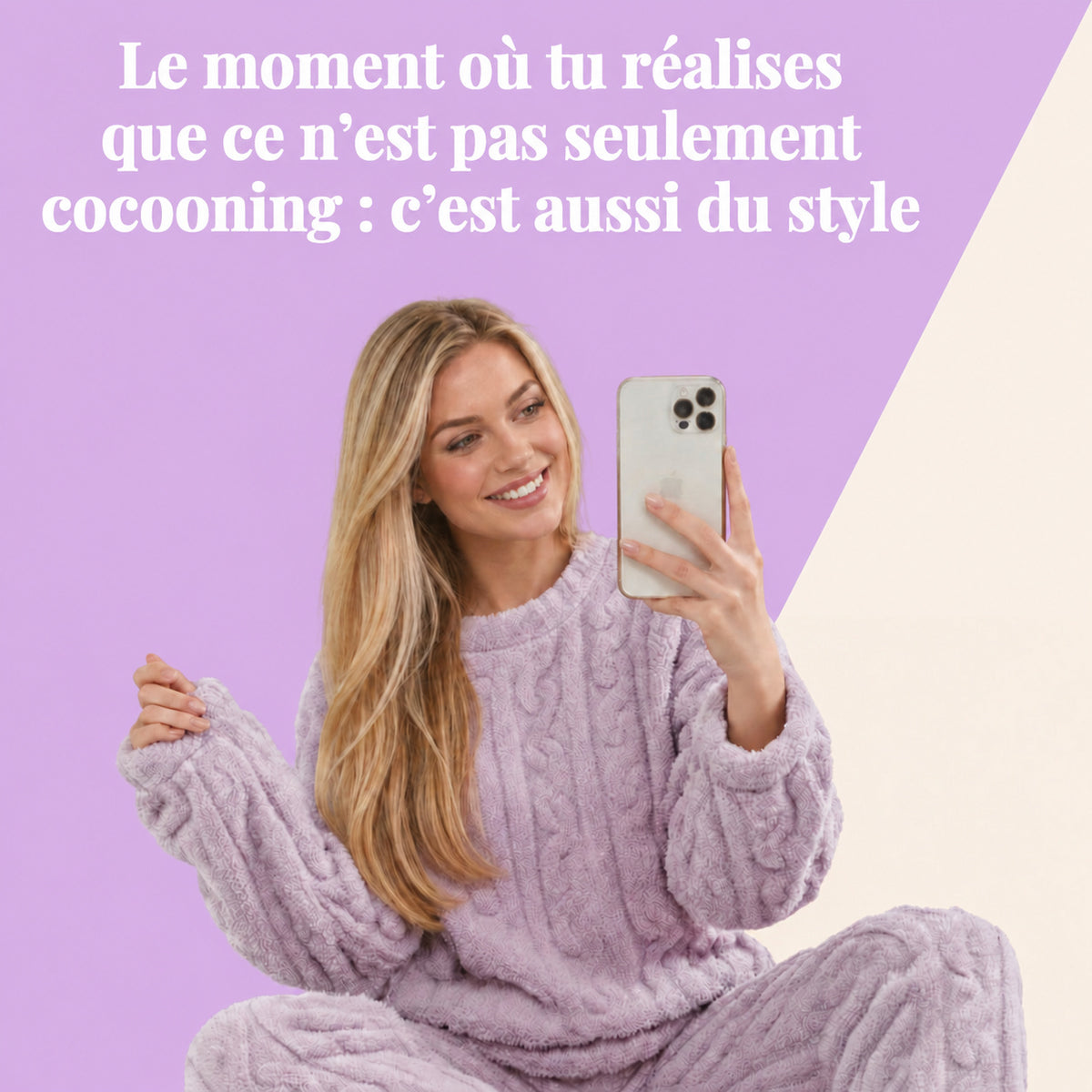 Mujer rubia con el conjunto cocooning violeta haciéndose una foto con el móvil